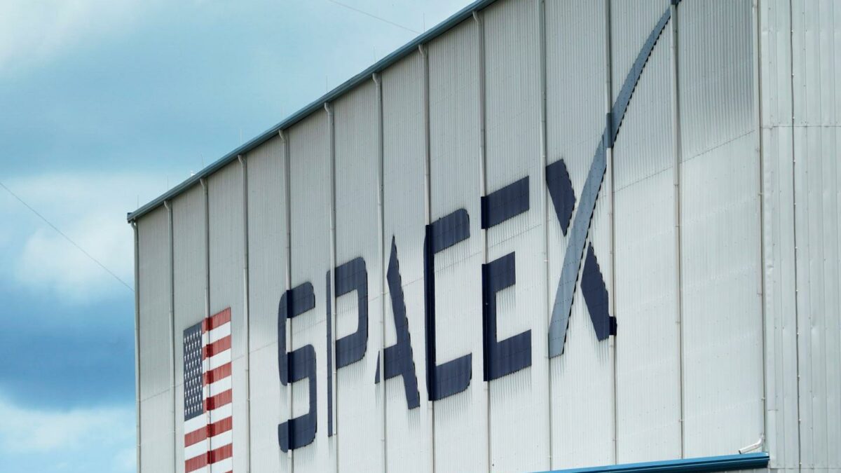 VinSpace signs SpaceX deal to launch Vietnam's first Vingroup satellites in 2027.