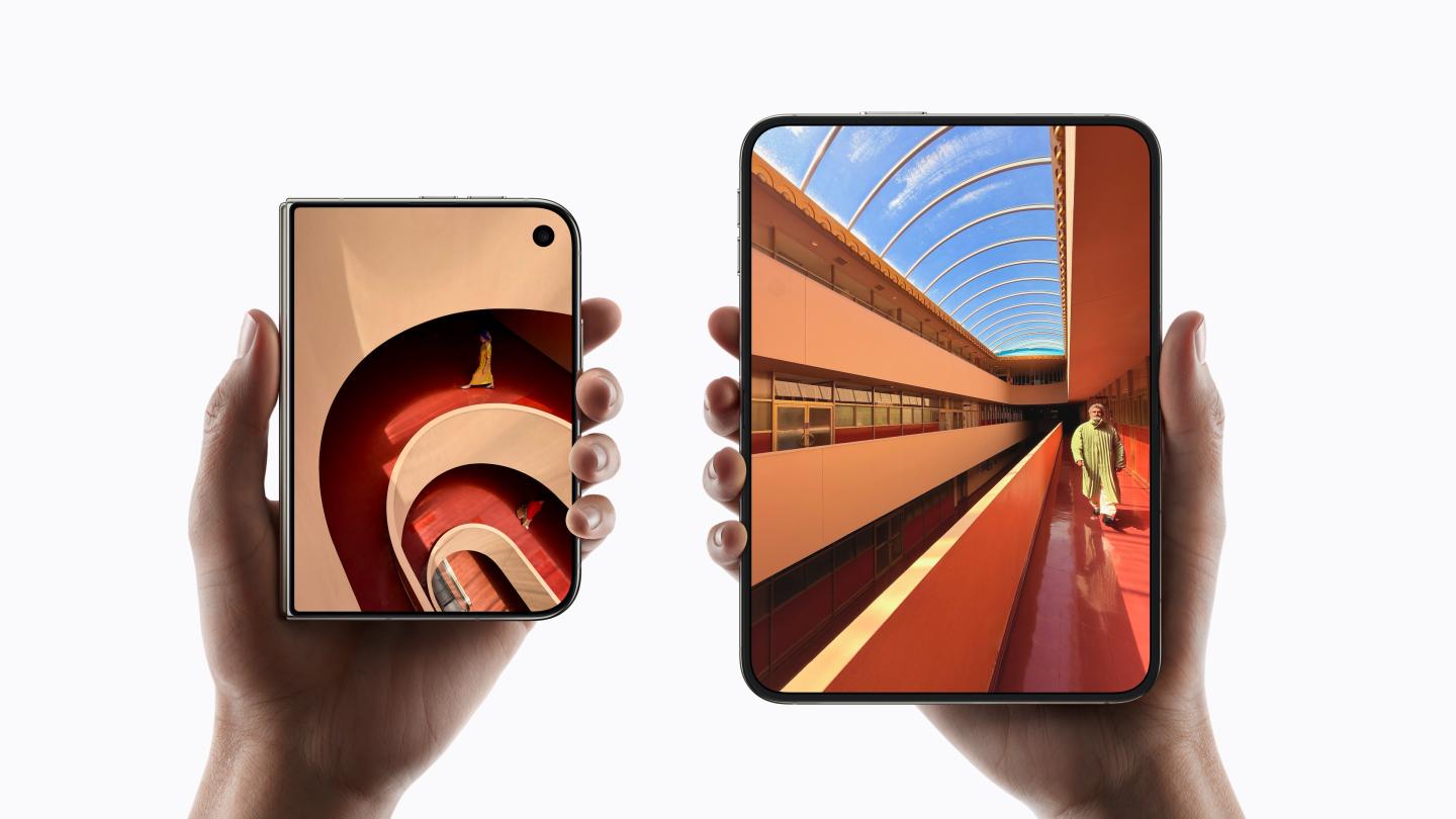 apple-iphone-duo-display-sizes-260909-1 Apple's new iPhone Duo, closed and open. (Courtesy: Apple)
