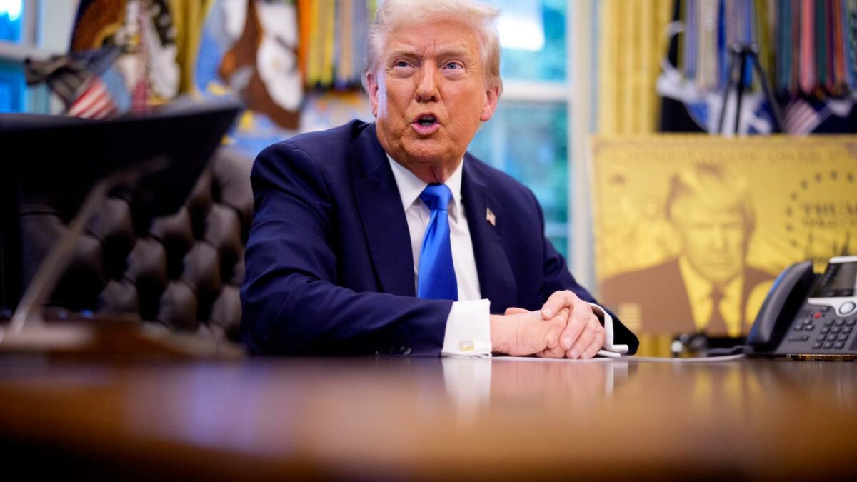 Photo of Trump at his desk