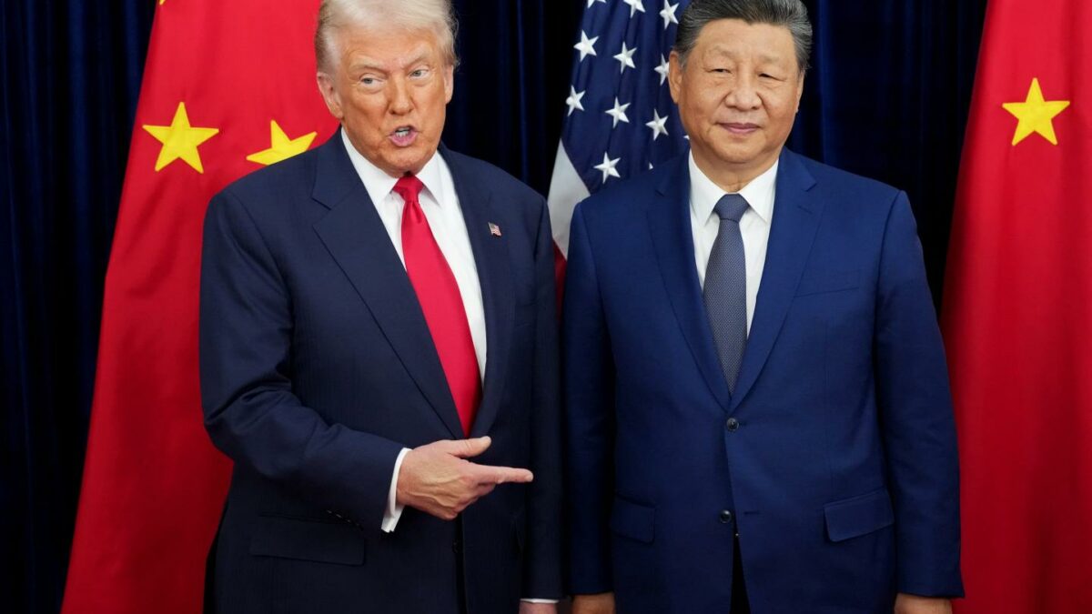 Photo of Trump pointing to Xi Jinping