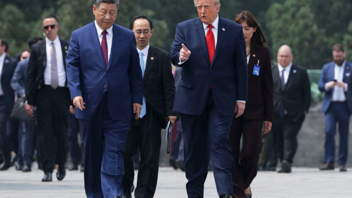 Donald Trump and Chinese President Xi Jinping walk side by side