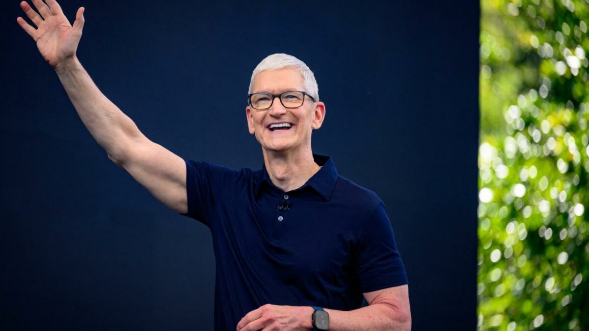 Tim Cook woke up before 4 a.m. for 15 years to read hundreds of Apple customer emails—and he said it drove him to “work harder and push further.”
