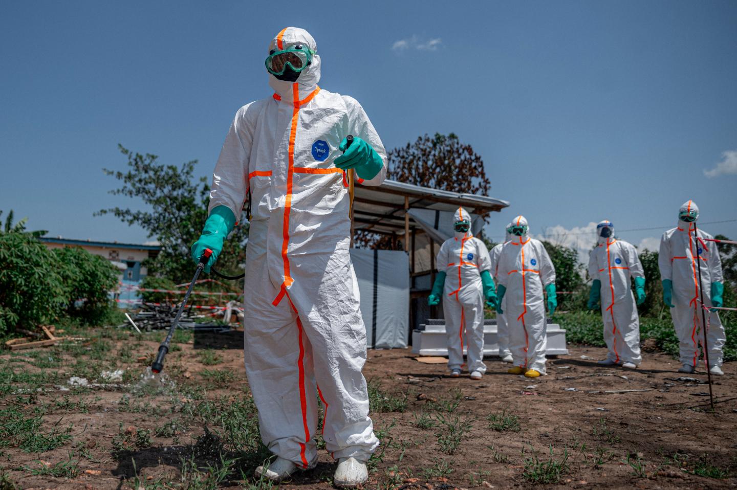gettyimages-2280173776-1 Health workers retrieve the body of a citizen who died of Ebola virus in the Ituri province of the Democratic Republic of the Congo on June 08, 2026. (Photo: Stringer/Anadolu/Getty Images)
