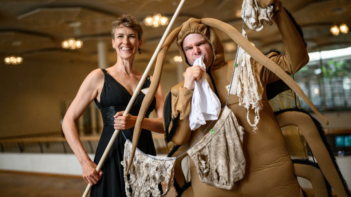 Swiss biotechnologist Pia Viviani (L) and Swiss science journalist Atlant Bieri pose ahead of the 2026 Ig Nobel Prize Ceremony in Zurich.