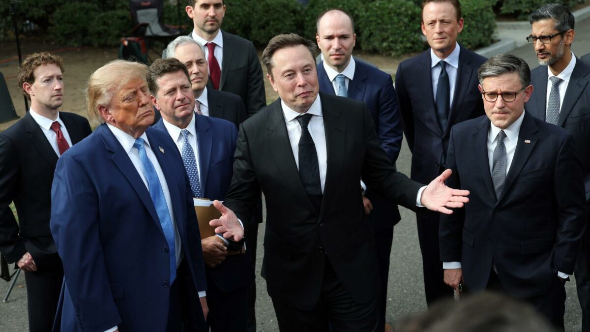 Trump stands with tech CEOs.
